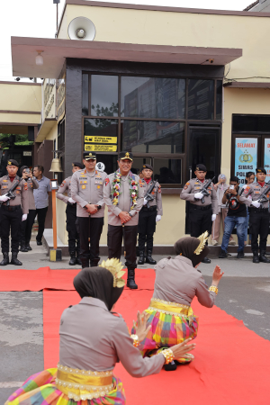 Tradisi “Angngaru” dan Tarian Paduppa Sambut Kapolda Sulsel di Polres Gowa