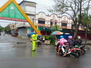 Commander Wish Pagi Sat Lantas Polres Takalar, Hujan Tak Halangi Pelayanan Prima