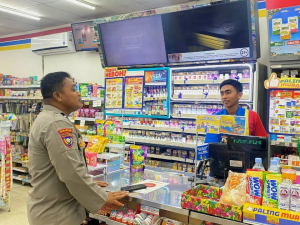 Perkuat Harkamtibmas, Bhabinkamtibmas Desa Tarembang Sambang Malam Mini Market