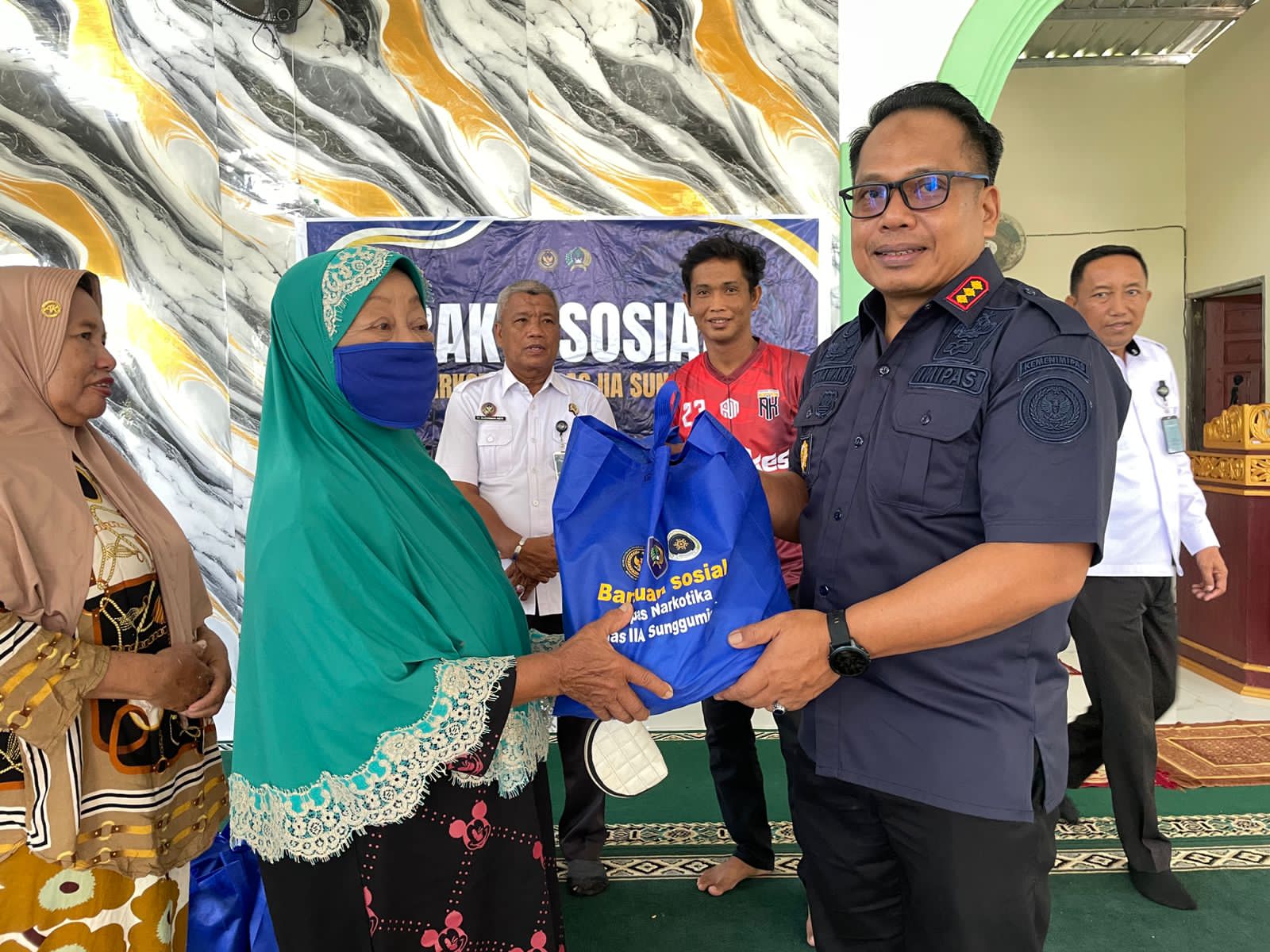 Lapas Narkotika Sungguminasa Hadir Ditengah Masyarakat Salurkan 50 Paket Sembako ke Warga Timbuseng