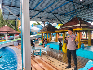 Bhabinkamtibmas Desa Topejawa Laksanakan Patroli Sambang di Objek Wisata Pantai Topejawa