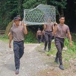 Satbrimob Polda Sulsel Bangun Jembatan Darurat di Desa Nepo Kab. Barru, Wujud Kepedulian untuk Akses Masyarakat