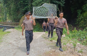 Satbrimob Polda Sulsel Bangun Jembatan Darurat di Desa Nepo Kab. Barru, Wujud Kepedulian untuk Akses Masyarakat