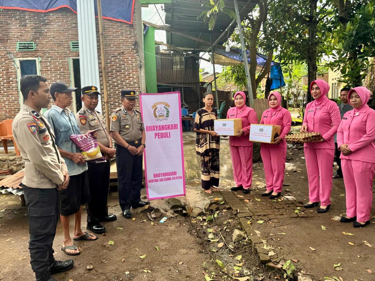 Bakti Sosial Polsek Galesong Selatan, Kapolsek dan Bhayangkari Bantu Korban Angin Puting Beliung