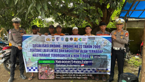 Unit Kamsel Sat Lantas Polres Takalar Laksanakan Pengaturan dan Sosialisasi Tertib Lalu Lintas di Pasar Palleko