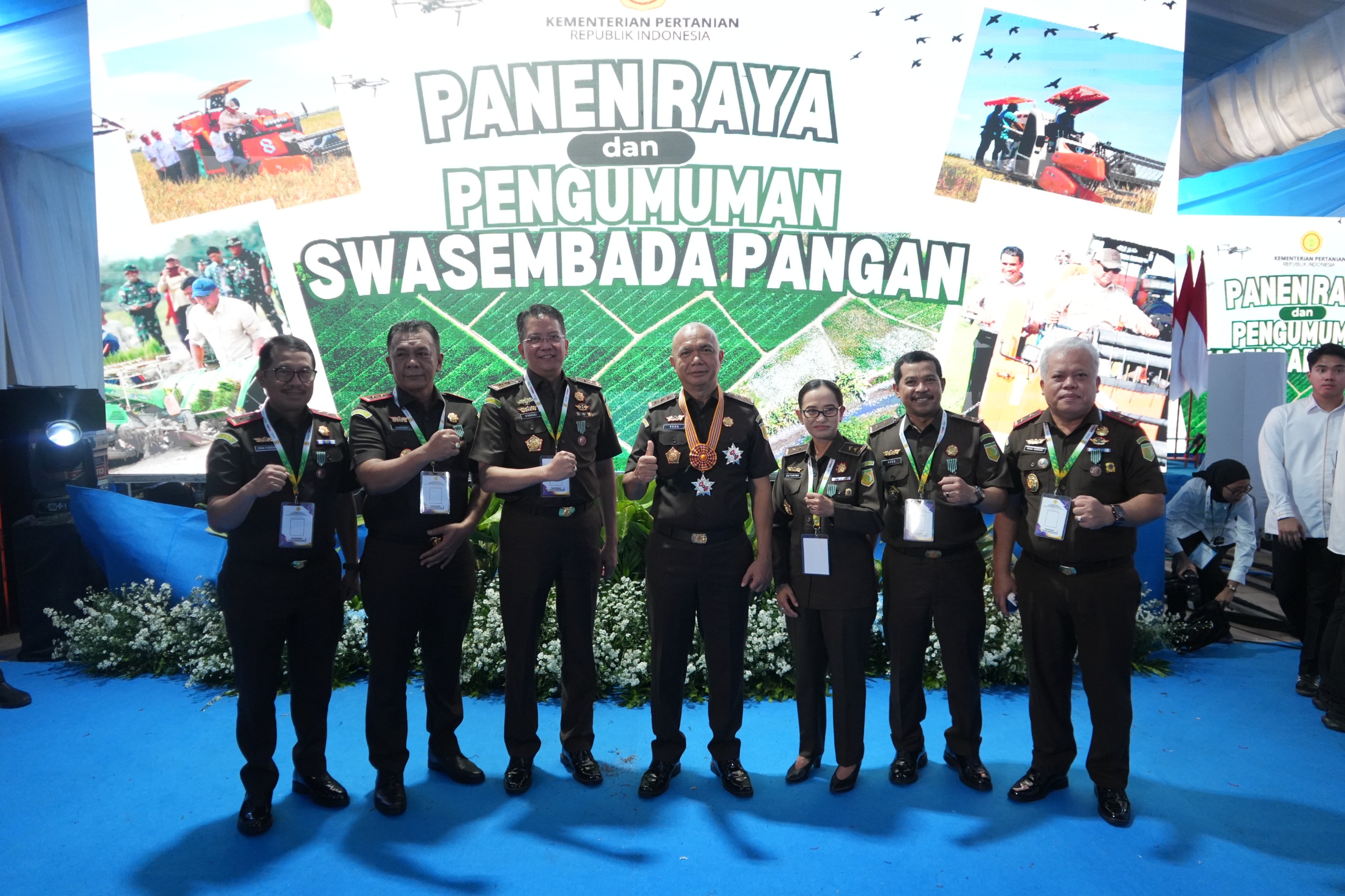 DUKUNG SWASEMBADA PANGAN KAJATI SULSEL DIDIK FARKHAN TERIMA PENGHARGAAN DARI PRESIDEN PRABOWO SUBIANTO