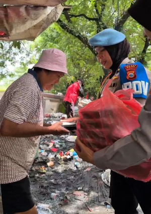 Bukan Sekadar Nasi Kotak, Polwan PSM Polres Gowa Antar Kepedulian untuk Para Pemulung