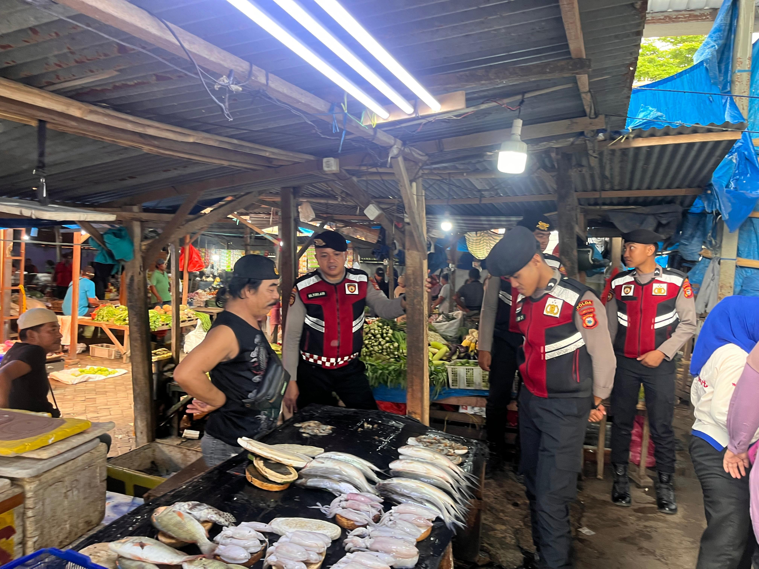 Patroli Dialogis Sat Samapta Polres Takalar Jaga Kondusivitas Pasar Sentra