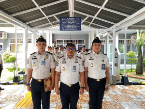 Apel Pagi Dirangkaikan Penyematan Tanda Kenaikan Pangkat, Kalapas Tekankan Integritas dan Pelayanan Prima