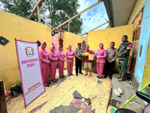 Polsek Galsel Salurkan Bantuan Sembako untuk Korban Puting Beliung di Desa Popo