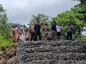 Brimob Polda Sulsel Bangun Jembatan Darurat di Kab. Barru, Bantu Akses Masyarakat