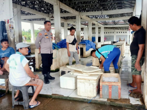 Bhabinkamtibmas Banggae Sambangi Pedagang Ikan, Perkuat Kamtibmas di Pasar Rakyat Tepo
