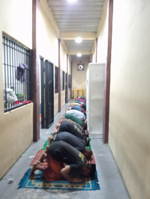 Jeruji Tak Membatasi Iman: Tahanan Polres Gowa Khusyuk Menunaikan Shalat Dzuhur Berjamaah