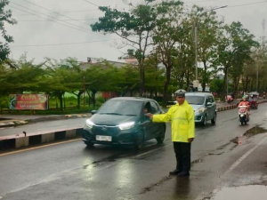Sat Lantas Polres Takalar Tetap Hadir di Jalan Protokol Saat Cuaca Hujan