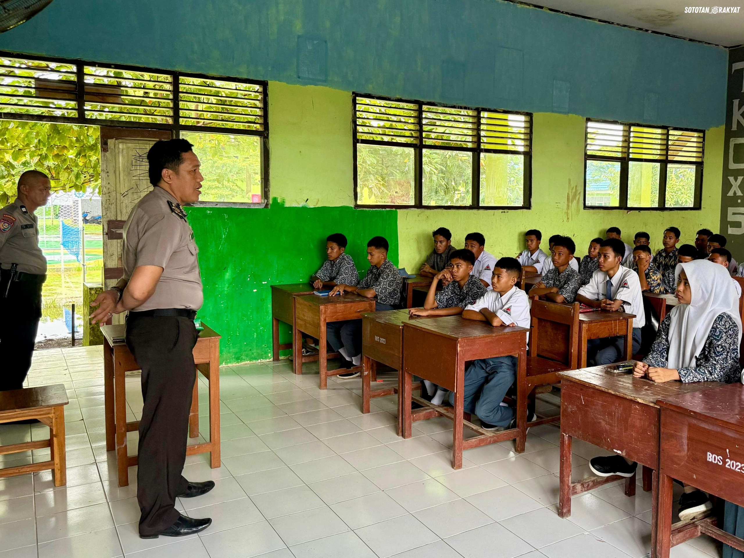 Sat Binmas Polres Takalar Gelar Penyuluhan Kenakalan Remaja dan Sosialisasi Penerimaan Polri di SMKN 3 Takalar