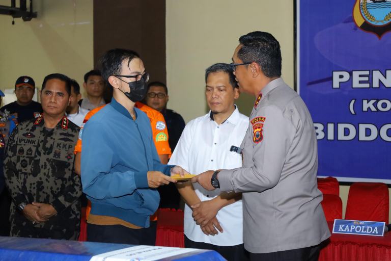 Biddokkes Polda Sulsel Serahkan 7 Jenazah Korban Pesawat ATR 42-500 kepada Keluarga