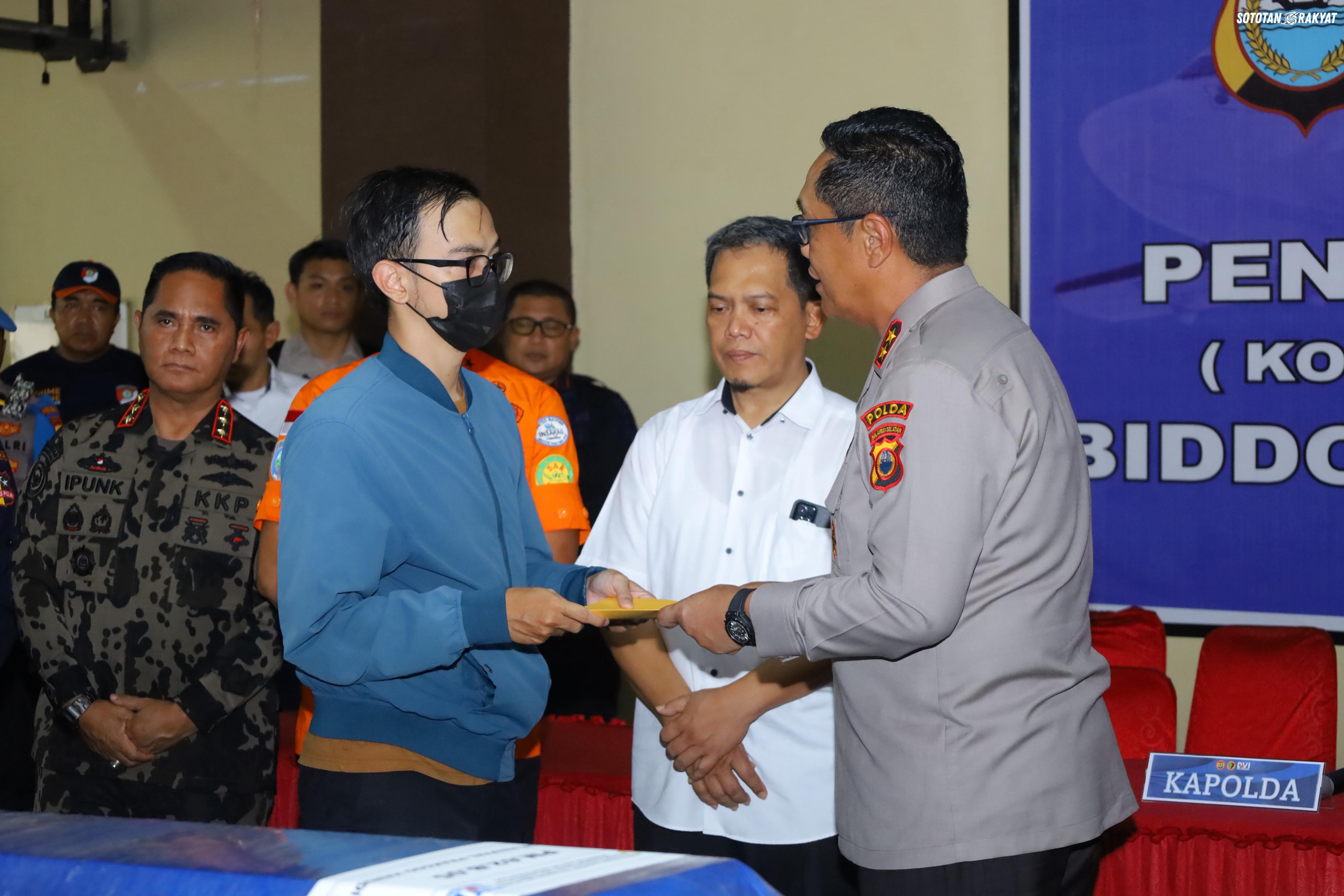 Biddokkes Polda Sulsel Serahkan 7 Jenazah Korban Pesawat ATR 42-500 kepada Keluarga