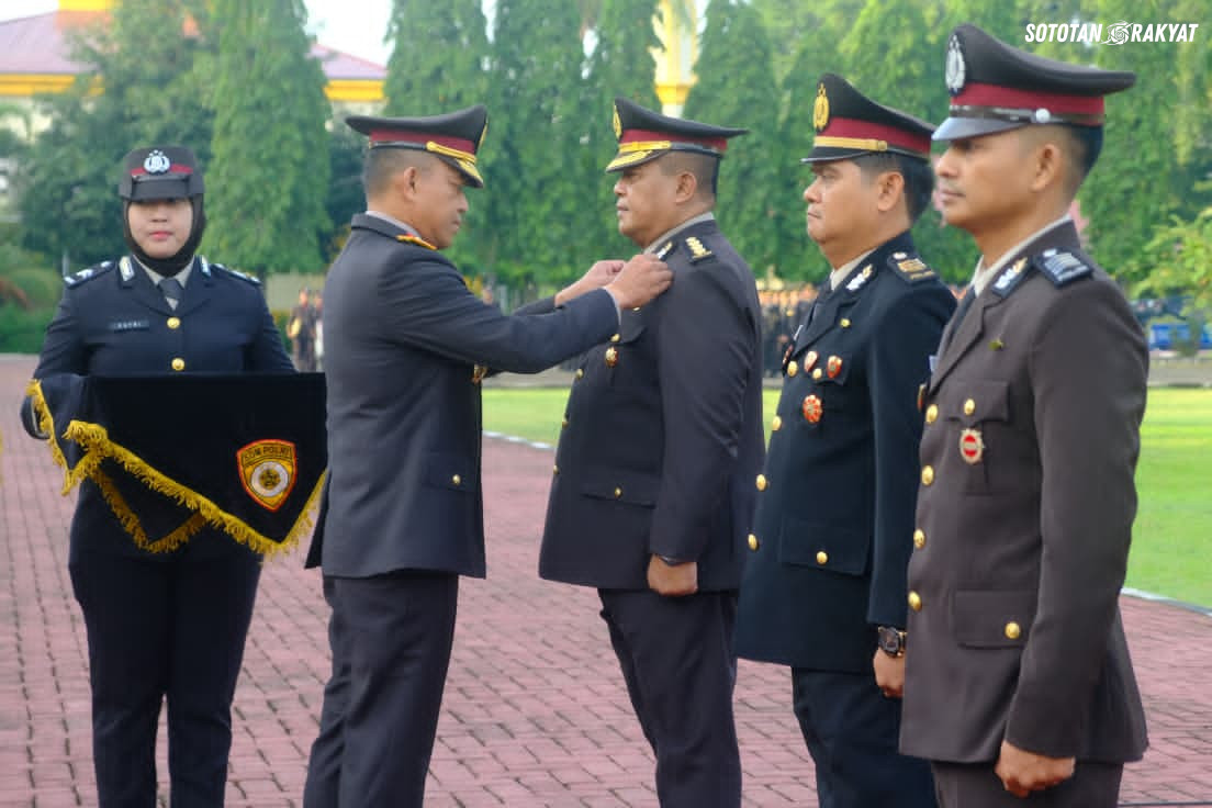 Wakapolda Sulsel Pimpin Upacara Penganugerahan Satyalancana Pengabdian Personel Polda Sulsel