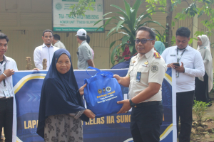 Kalapas Narkotika Sungguminasa Hadir di Tengah Masyarakat, Salurkan 30 Paket Sembako Lewat Bakti Sosial